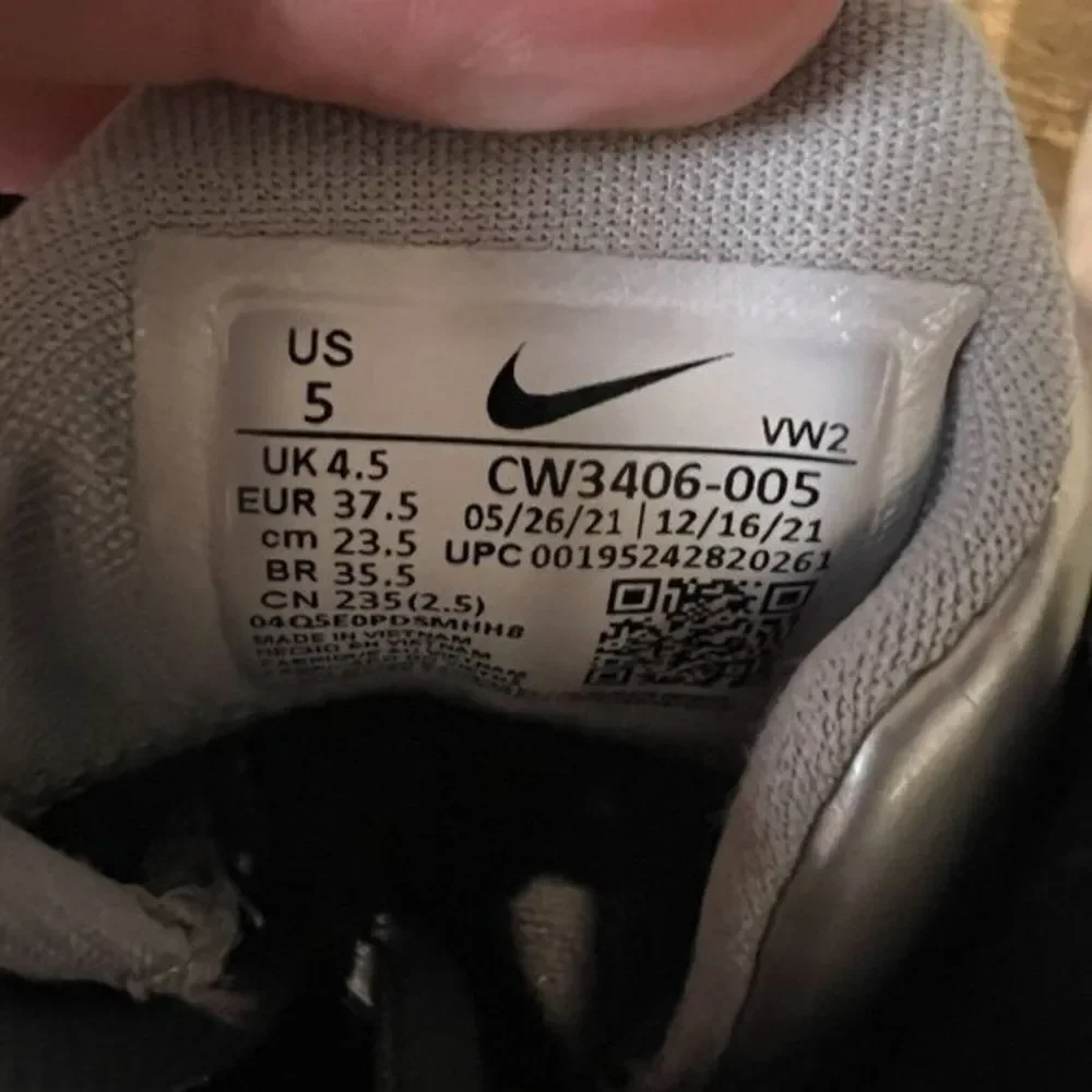 Kids Childrens Nike Elevate Gray Athletic Basketball Shoes Sneakers Size 5 Y GUC